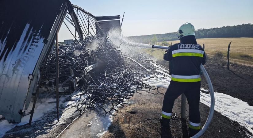 Teljesen kiégett egy kamion pótkocsija, lezárták az M86-os utat - helyszíni fotók, videó