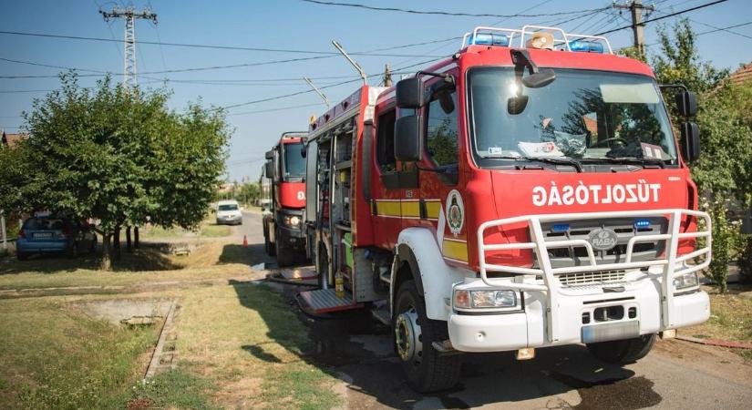 Kigyulladt kazánházhoz rohantak a hajdú-bihari tűzoltók, a tetőszerkezet is lángolt