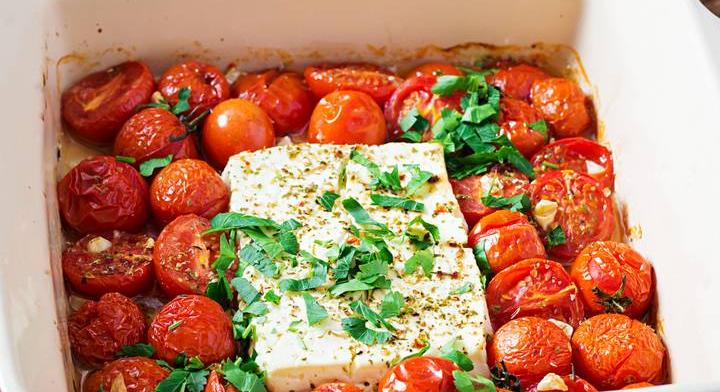 Tepsiben sült feta és paradicsom: mártogatós és tésztaszósz is lehet