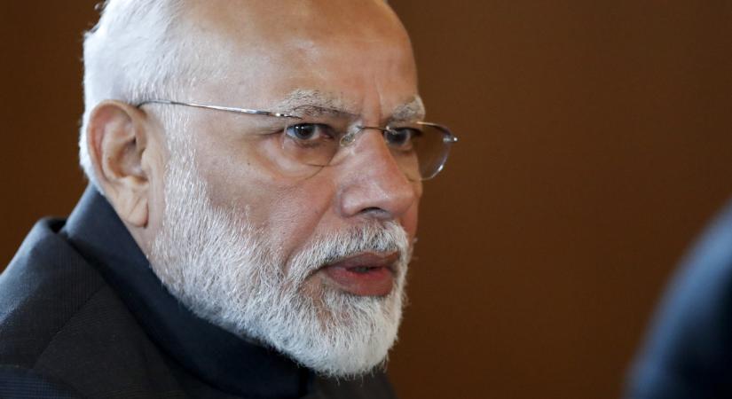 India miniszterelnöke is kiment a lezuhant repülő roncsaihoz