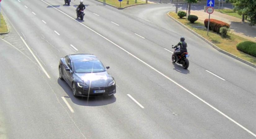 Dühöngő motoros ütött arcon egy autóst a Balatonnál
