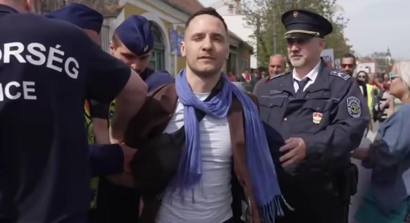 A rendőrség azért váltotta le az őrsparancsnokot, mert szerintük jogszerűtlenül állította elő a megafonos volt lelkészt a Tisza Párt rendezvényén