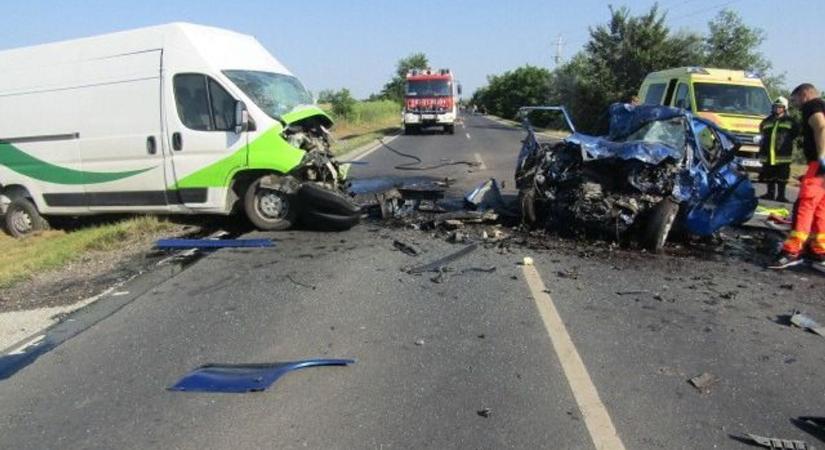 Millió darabra robbant a két autó eleje, hátborzongató fotók készültek a 46-os főúton – galériával