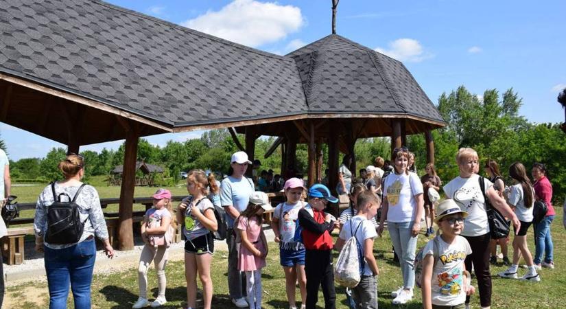 Tartalmas időtöltés a csomai Árpád Vezér Látogatóközpontban és Lovardában - Lovaglás, íjászkodás, játék és állatsimogatás