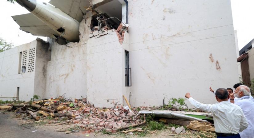 „Mayday, nincs tolóerő, teljesítményt vesztek, nem tudok emelkedni” – ezek voltak az Air India pilótájának utolsó szavai a katasztrófa előtt