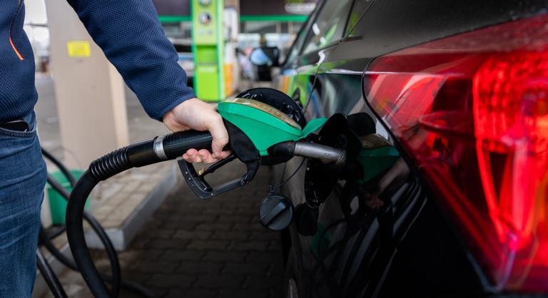 Rossz hírt kaptak hétvégére az autósok, tovább emelkednek az üzemanyagárak