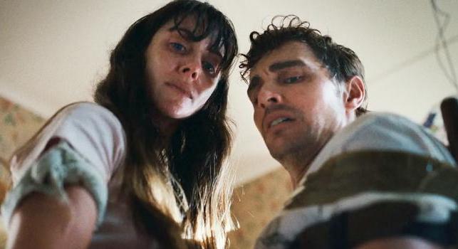 Plágiumper fenyegeti Dave Franco és Alison Brie testhorrorját, a Togethert