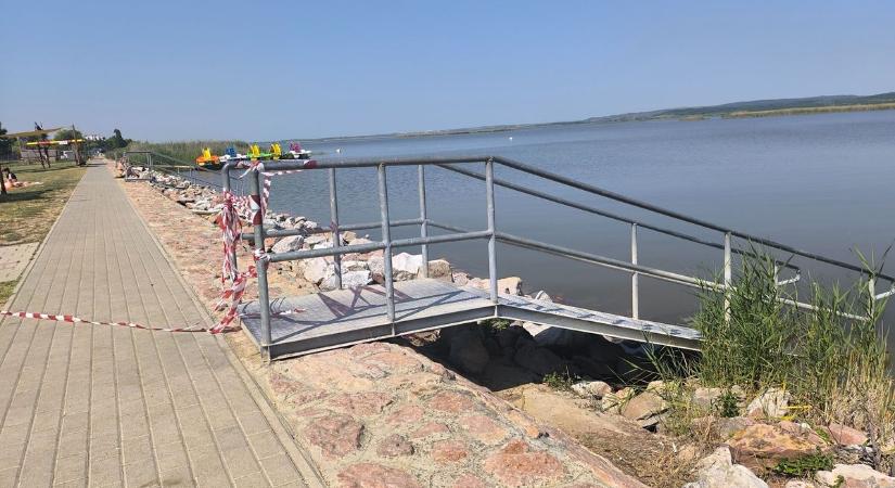 Fürdőzési tilalom a Velencei-tónál – mutatjuk, melyik strand érintett