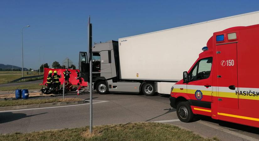 TRAGÉDIA: Kamionnak ütközött, meghalt egy 24 éves motoros