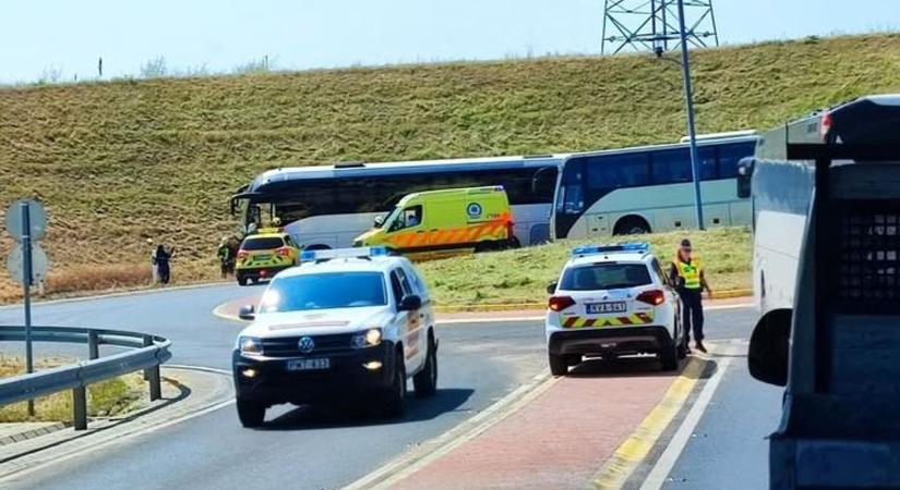 Rosszul lehetett a sofőr - Árokba sodródott egy autóbusz a 8-as főúton - fotó