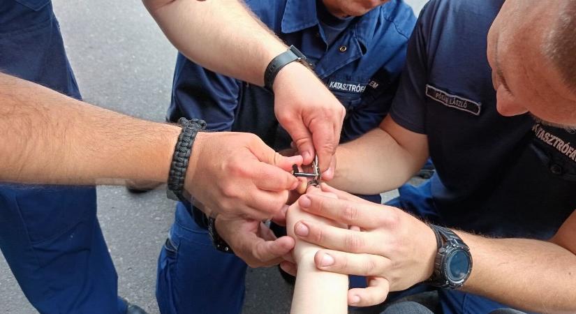 Gyűrű szorult az ujjára, tűzoltók mentették meg a fiatal nőt