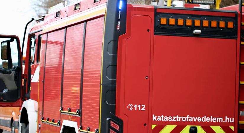 Lesodródott egy kisteherautó az M7-es autópályán, a szántóföldön állt meg