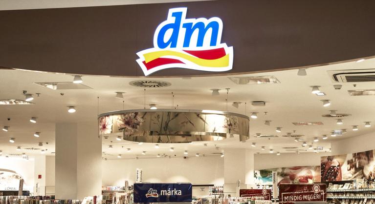 Az árrésstop miatt csökkenti a DM a dolgozói óraszámát