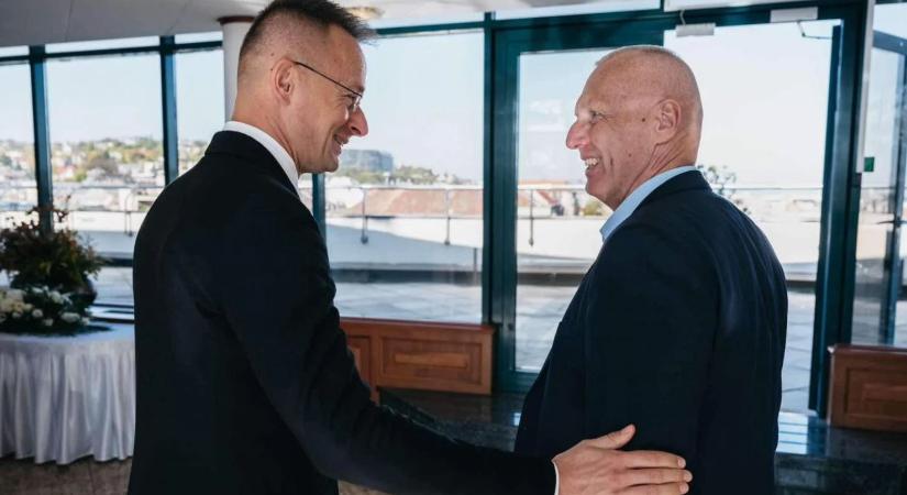 Miért lenne ciki a Fidesznek egy orosz ügynök, ha amúgy is ugyanazt mondják?