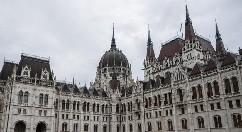 Rendkívüli ülésen dönt a parlament a költségvetésről és a kampányköltésekről