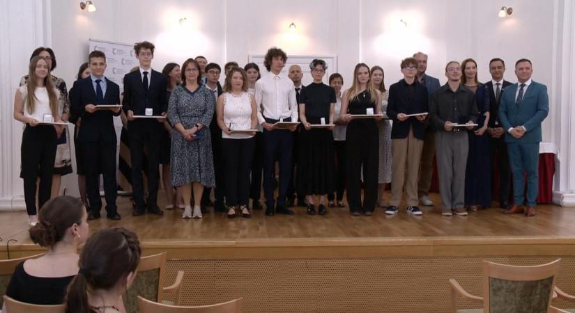 Kiválóságait díjazta a Debreceni Tankerületi Központ, ők kaptak elismerést