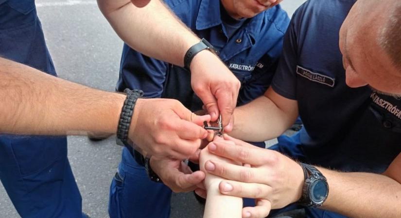 Nyíregyházi tűzoltók segítettek leszedni a gyűrűt egy nő ujjáról