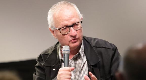 A forradalom alulnézetből: ki ez a visszafogott politikus, akiről Spiró György regényt írt?