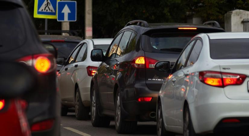 Áll a forgalom az M1-esen, hatalmas baleset történt