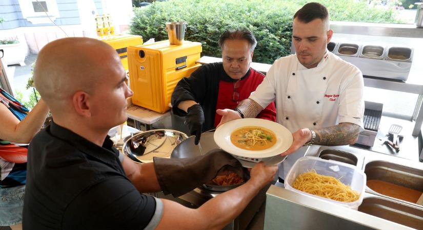 Olyan ételeket készít a thai séf a Kossuth téren, hogy nem hiszed el – megőrülnek érte a kaposváriak