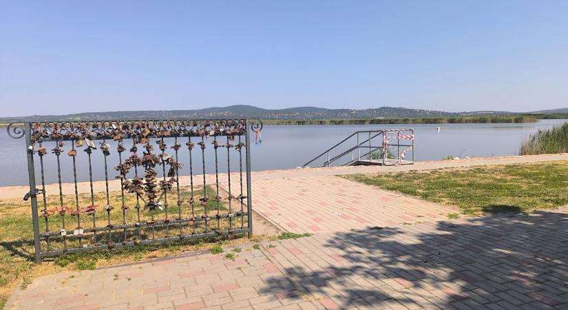 Ezért zárt be a Velencei-tó strandja – Megkaptuk a hivatalos magyarázatot