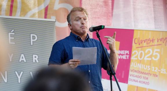 Lackfi János a Könyvhéten: Csodás gyermekkorunk volt, matyóhímzés módjára kidekorálva traumákkal
