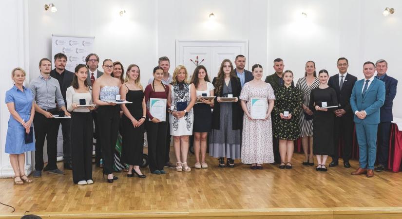 Akikre büszkék lehetünk: Debrecen legkiválóbb diákjai vettek át elismerést – íme a díjazottak! – fotókkal