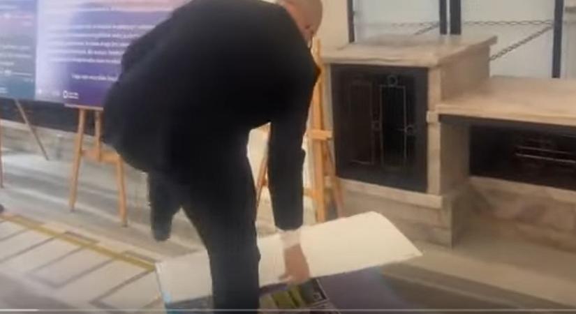 Így rombolt le egy LMBTQ-kiállítást a lengyel parlamentben egy jobboldali képviselő (VIDEÓ!)