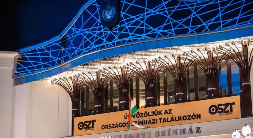 Sírversekkel és feketehumorral szórakoztattak a színészhallgatók a szolnoki Cserkészházban
