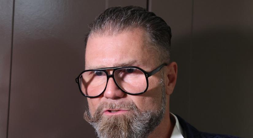 Herczeg Zoltán felújításba kezdett, saját kezével végzi a munkát a nyaralóban
