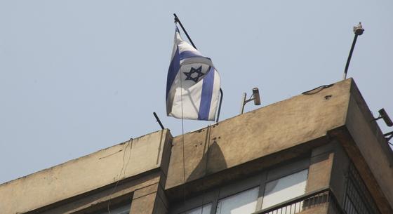 Izrael világszerte bezárja a nagykövetségeit
