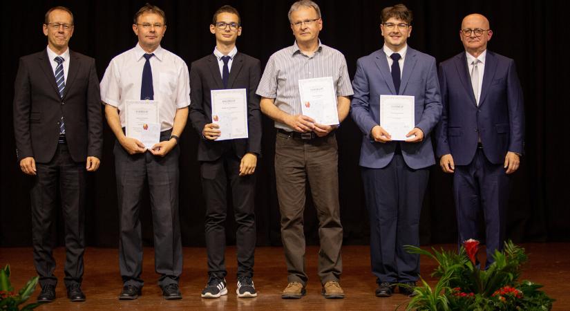 Díjazták a kimagasló teljesítményű diákokat