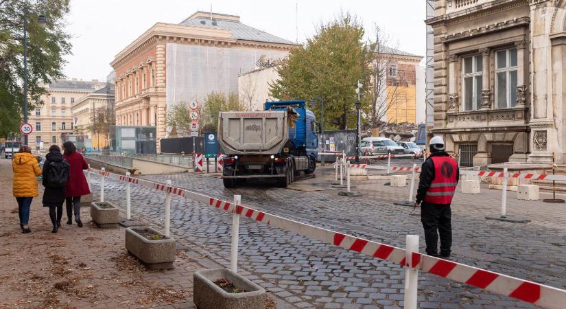 Most egy józsefvárosi járda omlott be a Pázmány Campus építésére igyekvő teherautó alatt