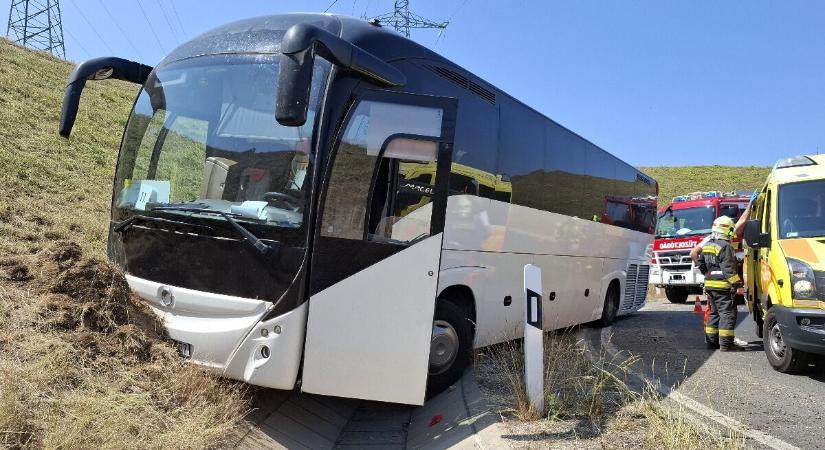 Lesodródott egy busz a 8-as főútról