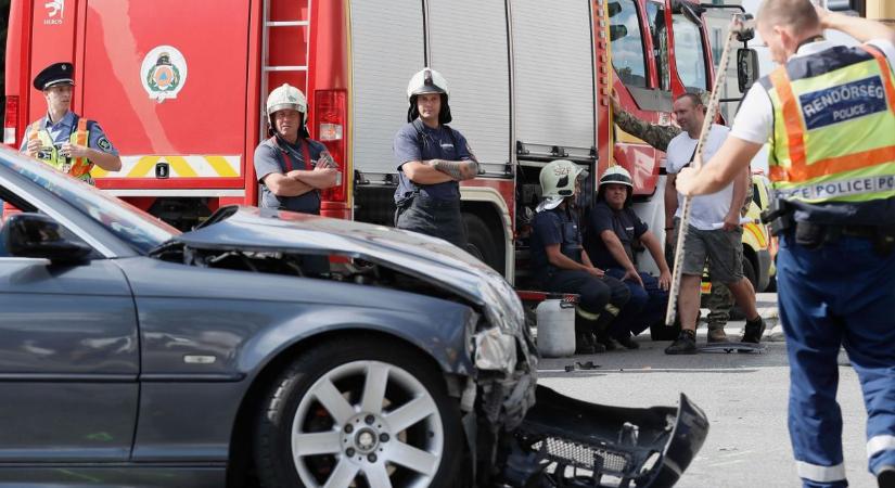 Két autó ütközött Kaposváron – mentők, tűzoltók, rendőrök a helyszínen
