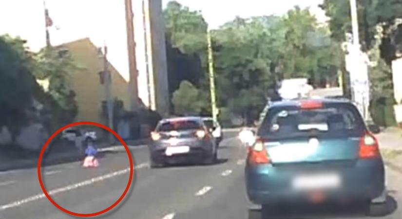 A forgalommal szemben gurult ki a forgalmas pécsi útra a játékmotorjával egy kisfiú: hős kellett, hogy elkerüljék a katasztrófát