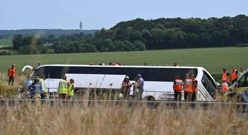 Súlyos buszbaleset Franciaországban – 4 ukrán állampolgár meghalt, 30 megsérült