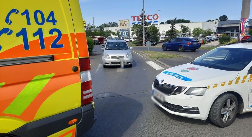 Rolleres baleset Nyíregyházán – fiatal lány ütközött személygépkocsival (fotók)
