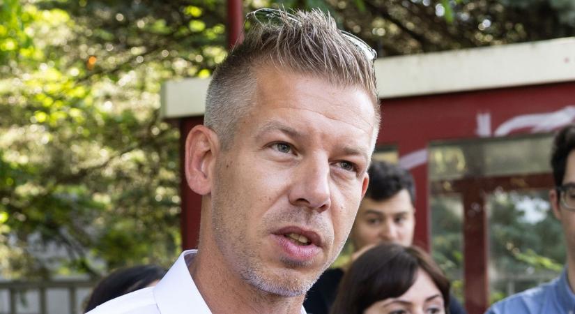 "Igazából nem is ismertük egymást és a pezsgő is magától párolgott el" - kommentben szólt oda Gulyás Gergelynek Magyar Péter