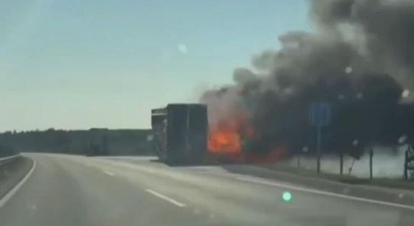 Videó: Így lángolt a kamion reggel az M86-os úton