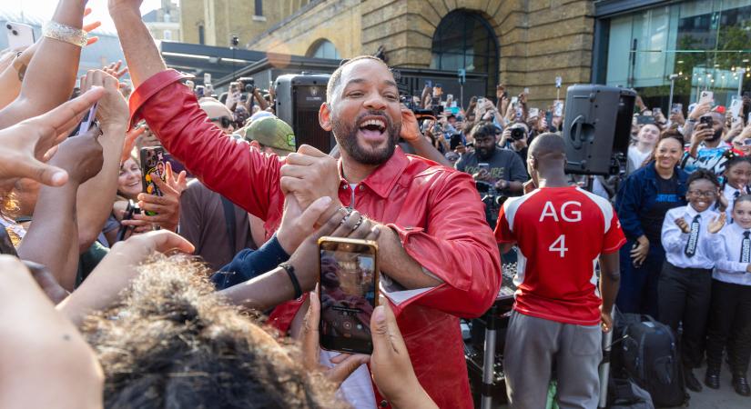 Rajongók gyűrűjében Will Smith, ürességtől pangó reptér és pajkos makákók - ezek a pénteki nap legérdekesebb fotói