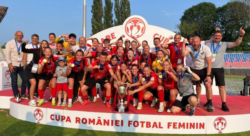FK Csíkszereda: a hatvani edzőpáros és a siroki támadó kupát nyert a bajnoki ezüst mellé