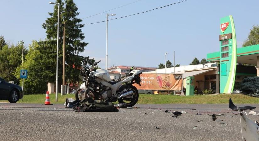 Életveszélyesen megsérült a motoros: figyelmetlen autós kanyarodott elé