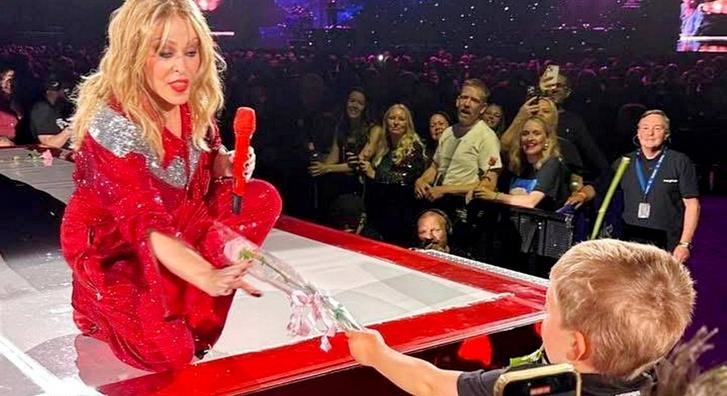 Kylie Minogue rózsát kapott egy háromévestől, ezzel jutalmazta meg