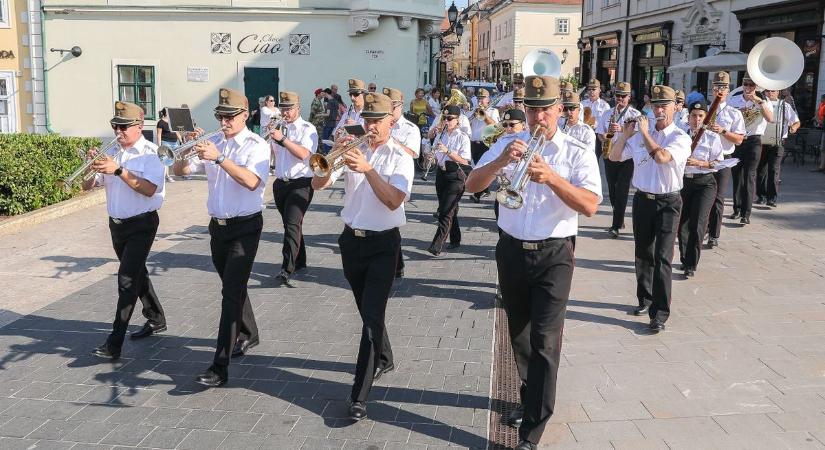 Négy katonazenekar nyitotta meg a nyarat Győrben - fotók, videó