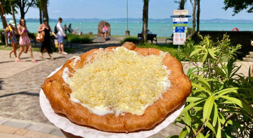 Ennyibe kerül a balatoni lángos 2025-ben: a déli part legtutibb helyén kóstoltuk
