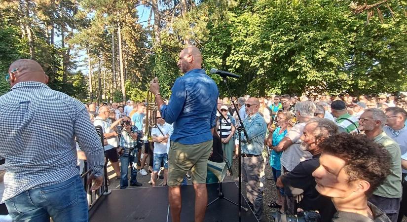 Így trombitált Szabó Bálint a Lázárinfó előtt Szombathelyen - videó