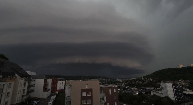 Szupercellák és jégeső csaptak le Nyugat-Franciaországra