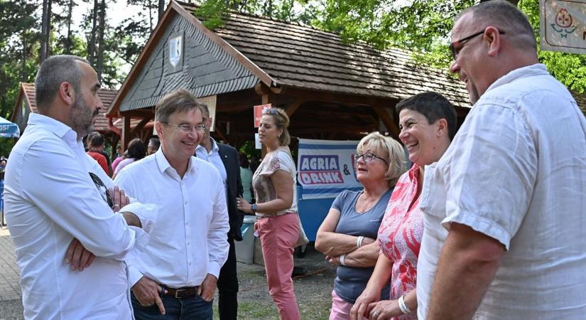 Meglepetéskoncert mellett egy örömteli bejelentést is tartogattak a Markhot Ferenc Kórház családi napjára  fotók és videó