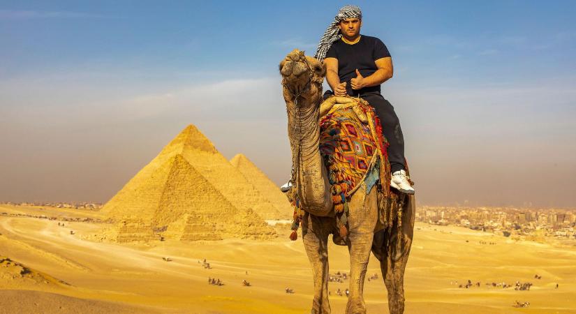 Elájult egy turista a piramisok mellett, olyan rendkívülit látott, amitől az egész élete megváltozott